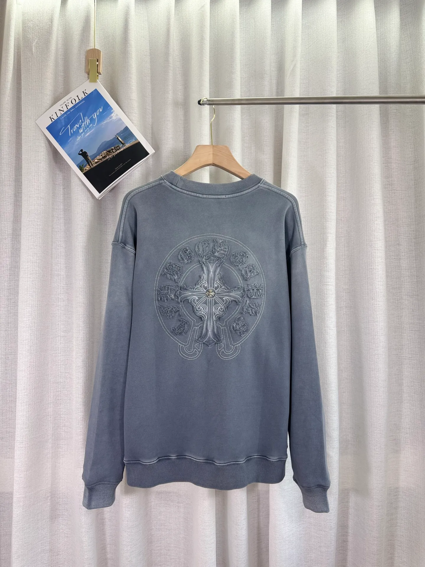 P280 top version, real shot without P, ​​different from market currency) 𝗖𝗵𝗿𝗼𝗺𝗲 𝗛𝗲𝗮𝗿𝘁𝘀/Cro Heart 2025 washed patch embroidery autumn and winter new original single counter American laser burnt 3D three-dimensional color embroidery couple casual sweatshirt 👑The highest version! Customized fabric 500g tripe terry fabric! American acid-washed and distressed original fabric laser burnt ✟appliqué embroidery and exquisite embroidery of letters! The best-selling model in the counter, very comfortable to wear. Accessories: original molded and authenticated collar label➕100% silk wash label. Genuine purchase-grade original hangtag➕matching hanging rope➕3D hanging beads➕original packaging bag. Craftsmanship: The original version has consistent wiring! The highest version of the armhole matching technique! Color: Blue Black Size: S M L XL Style No.: 1033